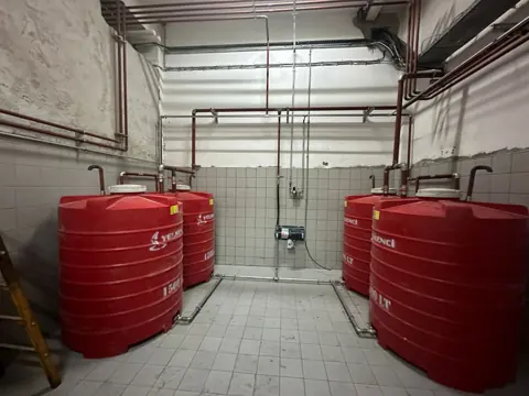 Tanks und Rohrleitungen im Altölraum