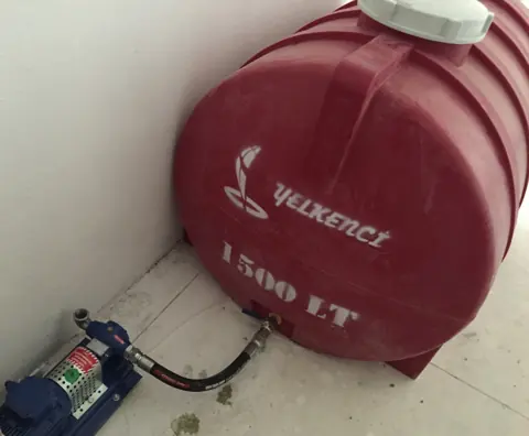 Altöltank und Förderpumpe
