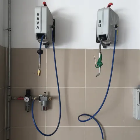 Druckluft- und Wasserschlauchaufroller mit Wartungseinheit