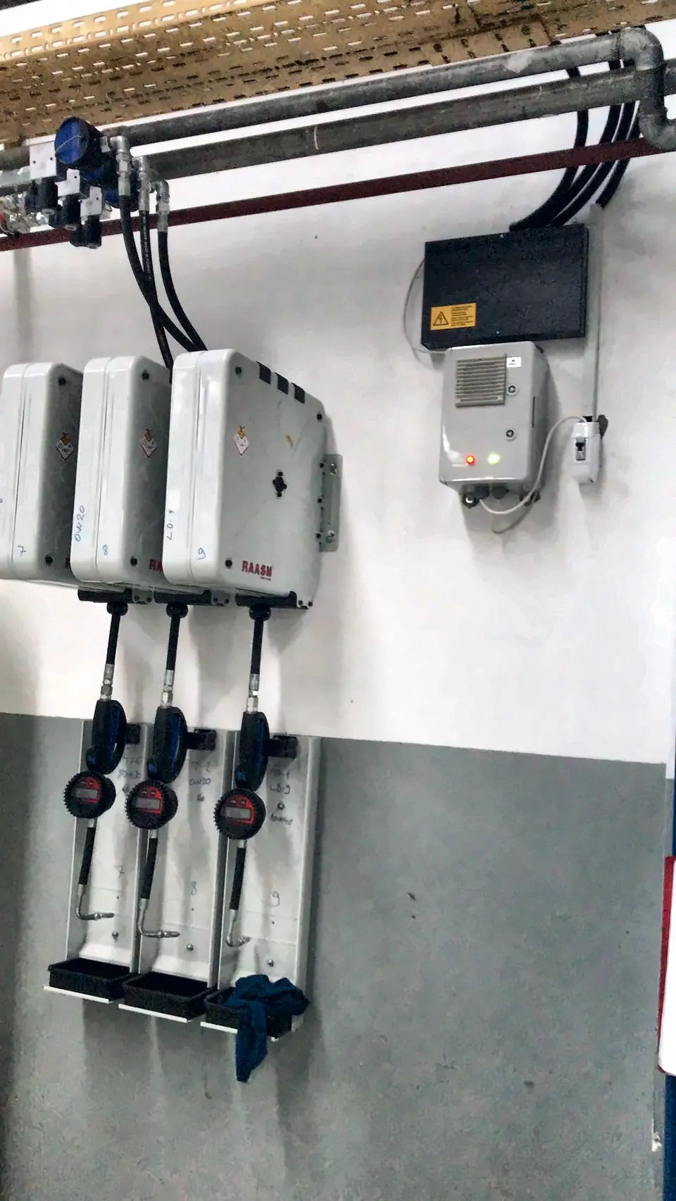 Metered oil hose reels and control unit