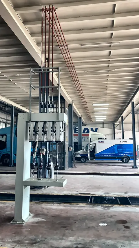 Ölausgabesäule in einer Nutzfahrzeugwerkstatt