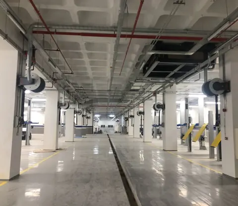 An Säulen montierte Abgasschlauchaufroller in einer großen Servicehalle