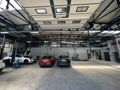 Abgasabsauganlage in einer Werkstatt in Stahlbauweise