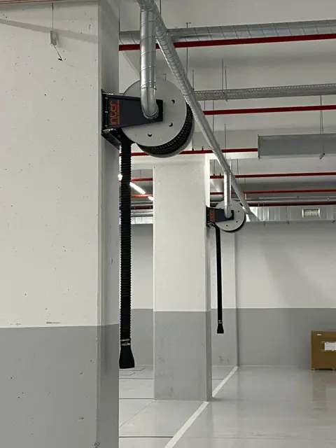 Abgasschlauchaufroller an einer Säule