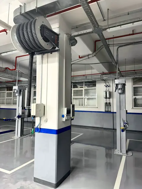 Abgasschlauchaufroller und Servicestation an einer Säule