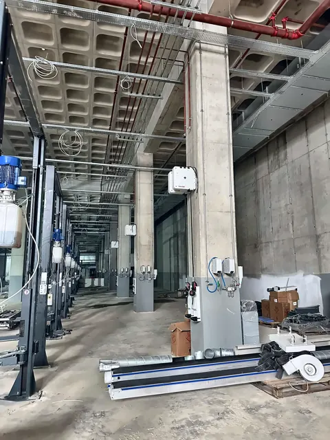 Abgasschlauchaufroller und Säulenstation während der Montage