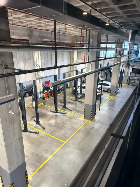 Blick vom Obergeschoss auf die Servicewerkstatt