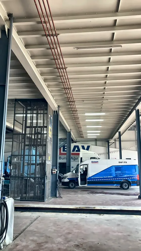 Ölausgabesäule und Leitungsinstallation in einer Nutzfahrzeugwerkstatt