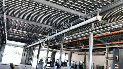Modulare Abgasschiene entlang der Werkstatt