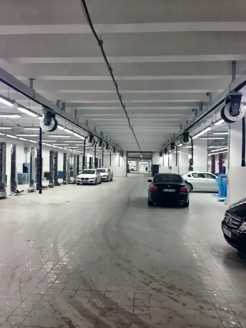 Schienensystem entlang einer Hebebühnenreihe