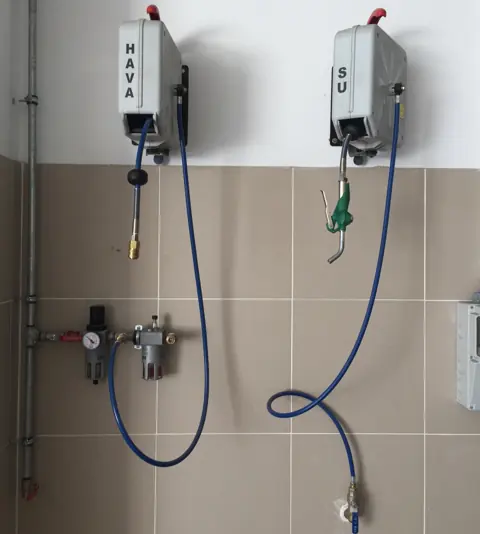 Wandmontierte Druckluft- und Wasserschlauchaufroller