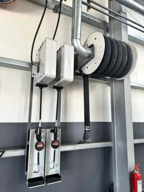 Ölschlauchaufroller und Abgasschlauchaufroller an derselben Station