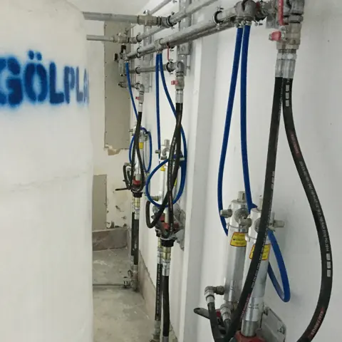 Pumpe und Leitungsanschlüsse im Ölraum