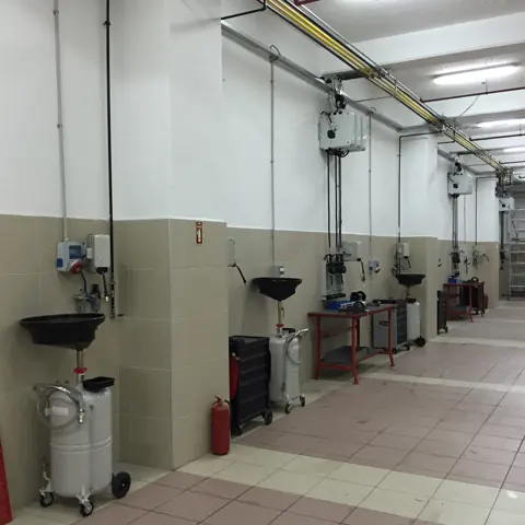 Ölstation und Ölauffanggeräte in der Werkstatt