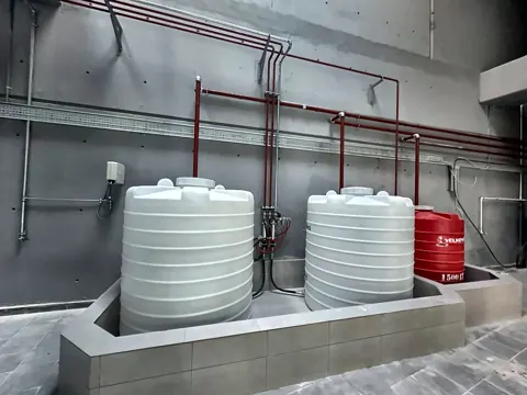 Öllagertanks in einer Auffangwanne