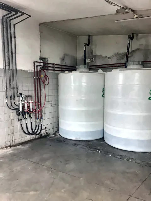 Tanks und Pumpenleitungen im Ölraum