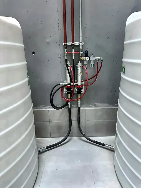 Pneumatische Pumpe und Wartungseinheit zwischen den Tanks