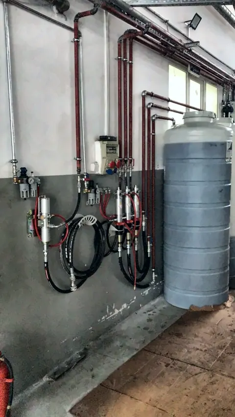 Pumpenstation neben dem Tank