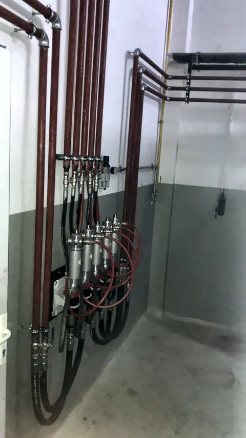 Anschluss der Ölleitungen an die Pumpenstation