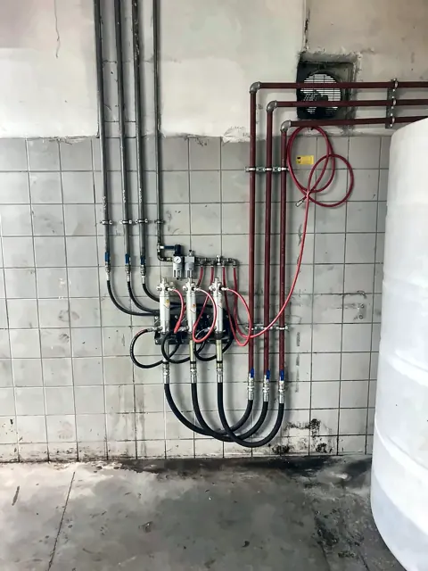 Pumpen und Leitungsanschlüsse im Ölraum